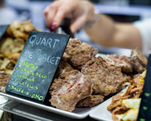 Bandeja de quart de pollet en la barra de Bar Nuevo Oslo