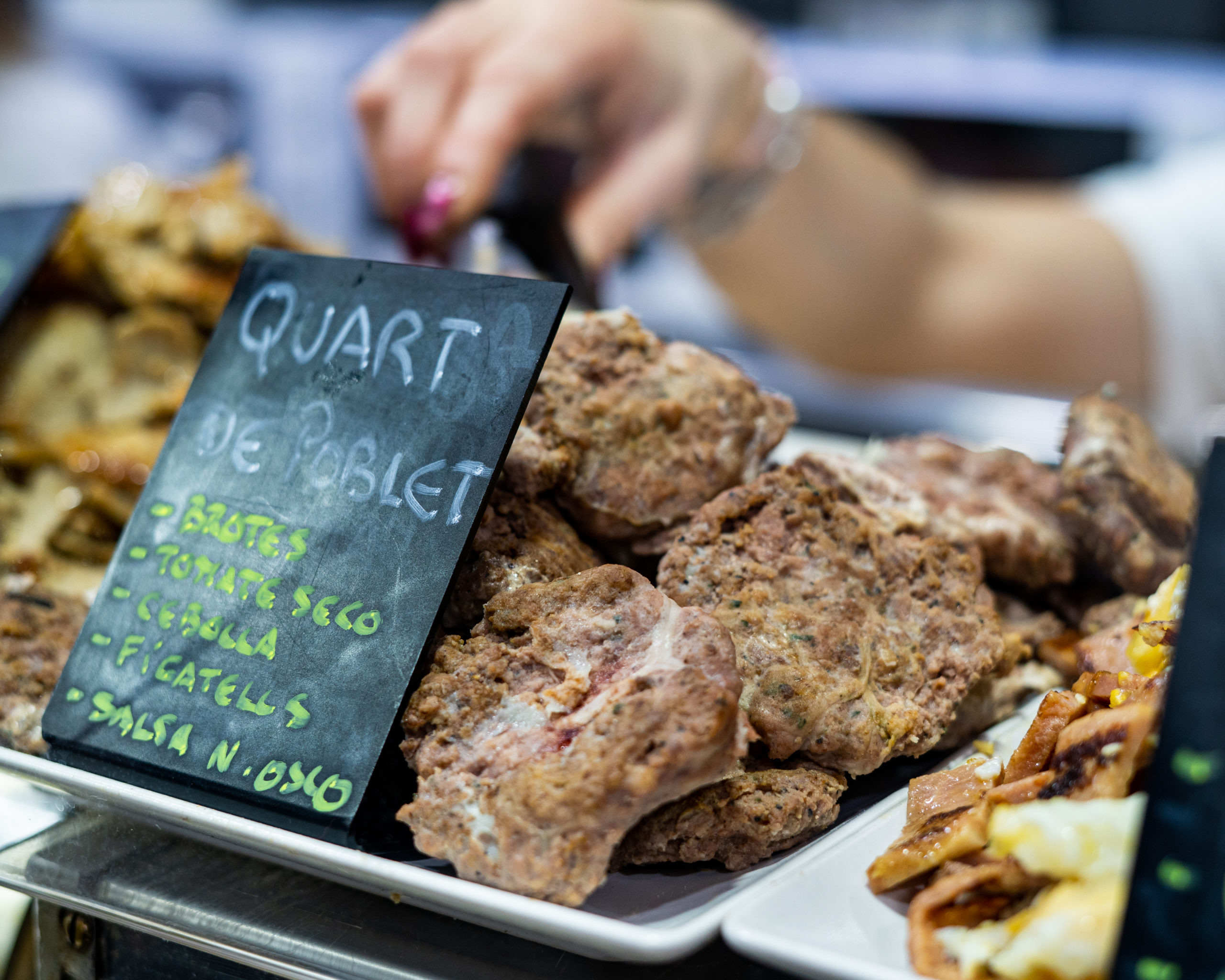 Bandeja de quart de pollet en la barra de Bar Nuevo Oslo