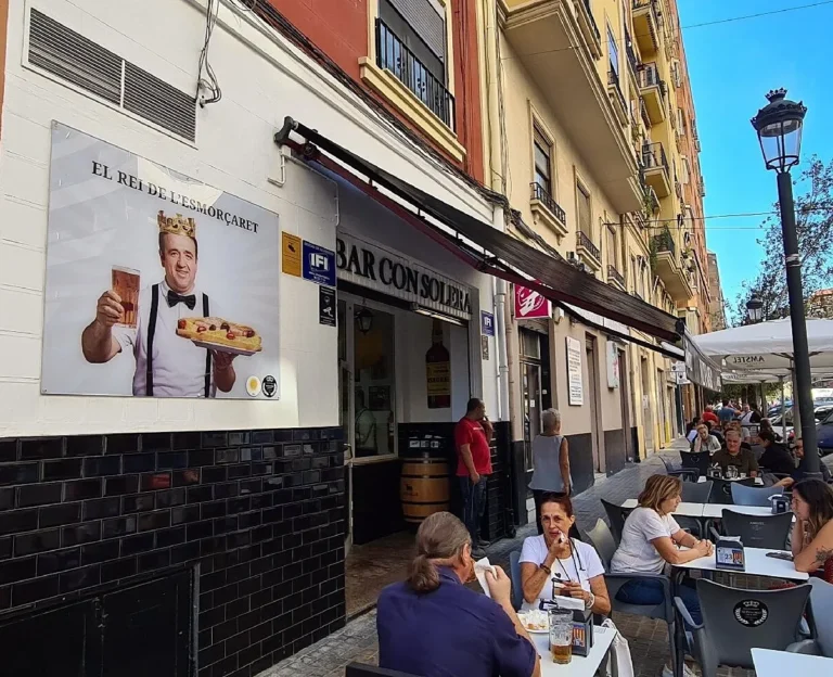 Terraza y fachada de Bar Nuevo Oslo en Valencia
